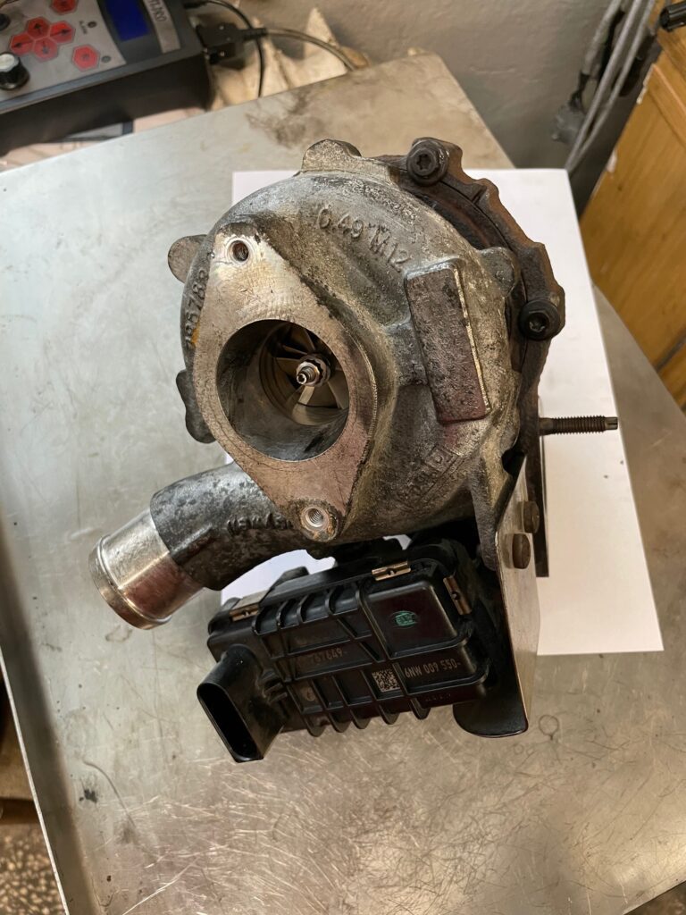 Turbina Ford pregatita de montare pe masina