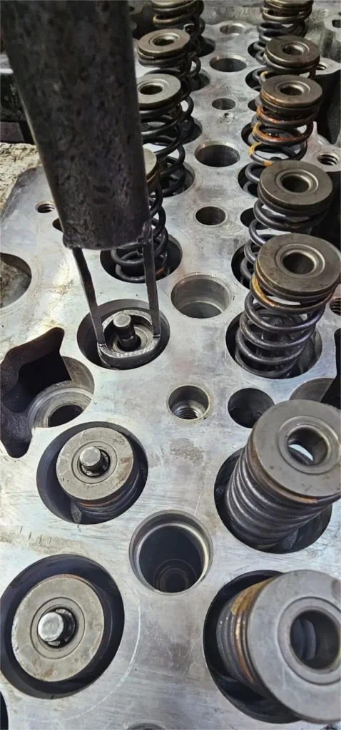 Presarea arcurilor de supapa chiuloasa Presarea arcurilor de supapa chiuloasa